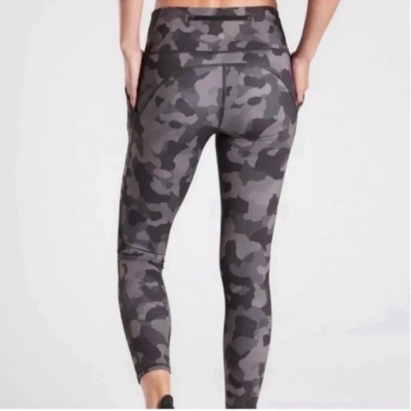 Athleta Lightning Camo 7/8 Tight Leggings Size XS - Picture 4 of 14